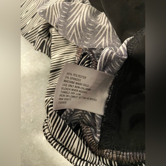 Worthington Size XL Black White Geometric Wrap Front Short Sleeve Stretch Blouse - Picture 10 of 10